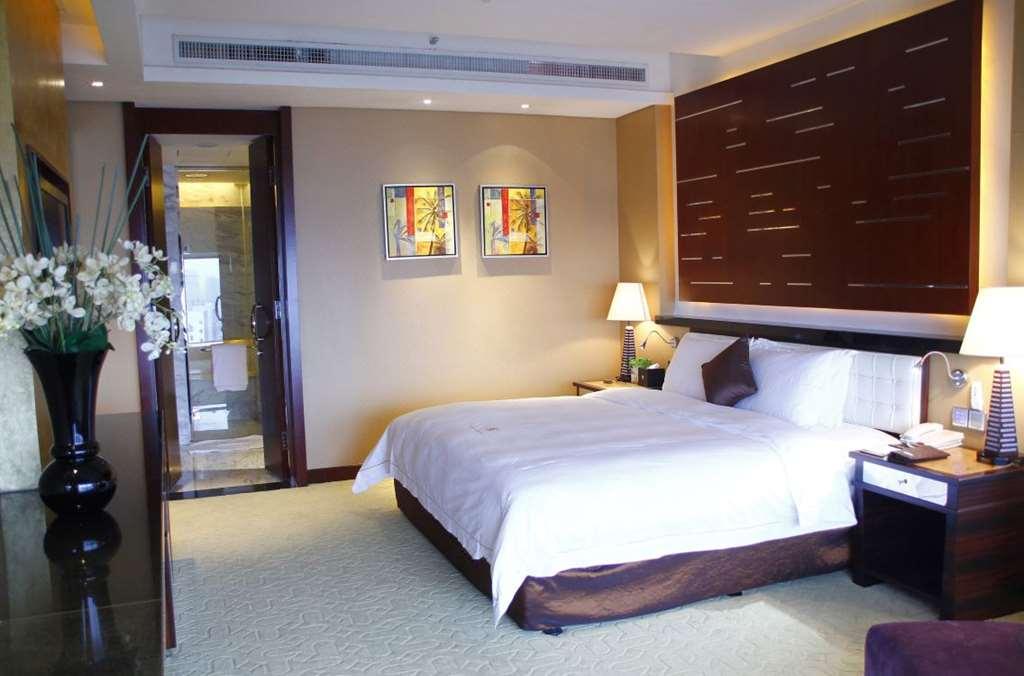 Grand Oriental Hotel Донгуан Стая снимка