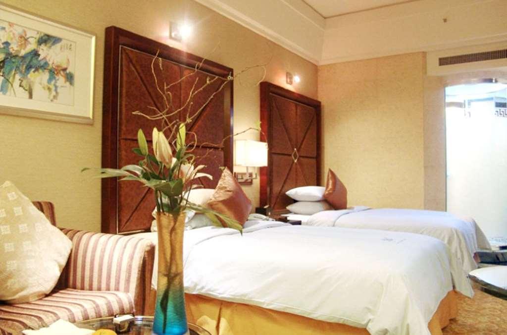 Grand Oriental Hotel Донгуан Стая снимка