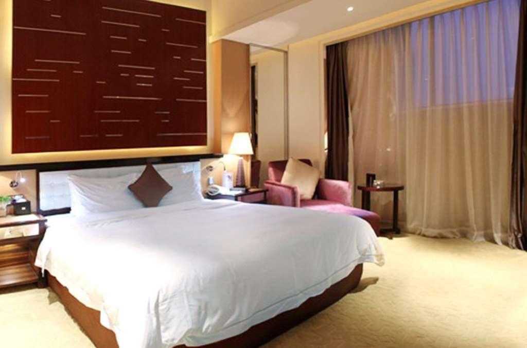 Grand Oriental Hotel Донгуан Стая снимка