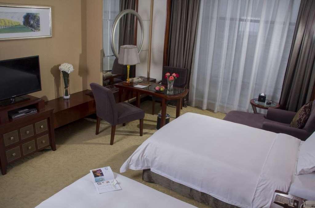 Grand Oriental Hotel Донгуан Стая снимка