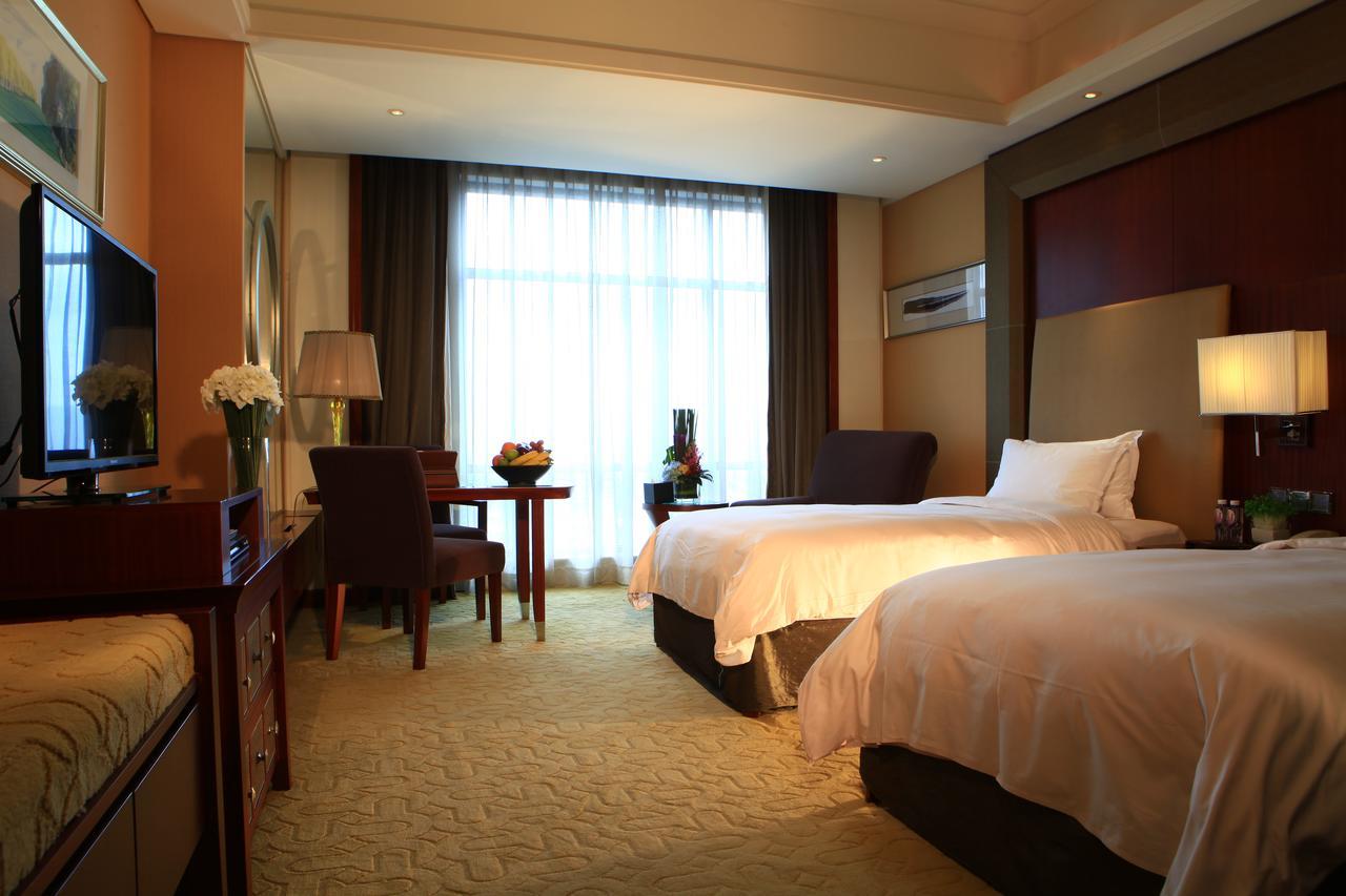 Grand Oriental Hotel Донгуан Екстериор снимка